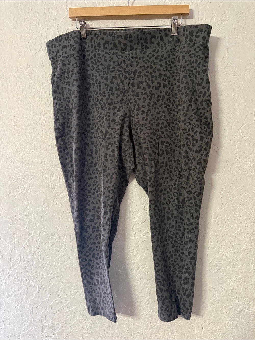Bundle of Two Torrid Dark Gray Print Leggings (Leopard & Plaid)